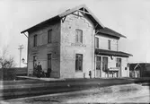 Eldsberga järnvägsstation efter ombyggnaden. Mannen på bilden är troligen stationsförståndare Reinhold Lindberg.