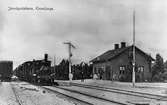 Vykort föreställande Emmaljunga järnvägsstation, Stationen öppnades av Hässleholm - Marakryds Järnväg 1892, bilden troligen tagen tidigt 1900-tal.
Godsvagn sluten.