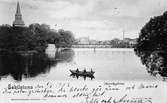 Järnvägsbron i Eskilstuna, byggdes av  Norra Södermanlands Järnväg 1895.
Till vänster syns Fors kyrka.