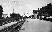 Eskilstuna Södra station, uppförd av Norra Södermanlands Järnväg, NrSlJ. NrSlJ förstatligades 1931 och stationshuset på Eskilstuna Södra station revs av SJ 1936 och byttes ut mot ett mindre.
I bakgrunden syns Fors kyrka.