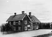 Trafikplats anlagd 1902. Tvåvånings stationshus i trä, utbyggt 1917