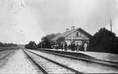 Stationen anlagd 1889. Stationshuset, två våningar i trä, påbyggt från en våning 1918.