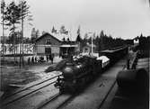 Dala - Hälsinglands Järnväg, DHdJ lok 3 med tåg vid Furudal station.