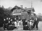 Gamleby station med anställda och familjer.