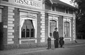 Personal framför Gisslarbo station.