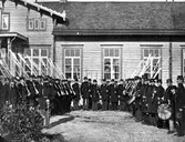 Militärmusikkår framför Stationshuset