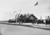 Hedesunda station utsmyckad i samband med banans invigning 29 juni 1901. Längst fram på perrongen, till höger, står den förste stationsinspektorn vid Hedesunda, Axel Bylander född 1866. Till vänster om honom syns hans familj. Till höger i bild är i riktning mot Sala.