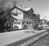 Resenärer vid Hällnäs station. Gengasdriven rälsbuss Statens Järnvägar, SJ Y01 406, destination Umeå.