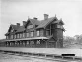 Gamla station, som senare brann ner 1915, och ersattes av en byggnad i tegel