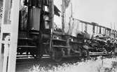 Krylbosmällen. Eldhärjade personvagnar efter explosionen av ett tyskt ammunitionståg vid Krylbo järnvägsstation den 19 juli 1941.