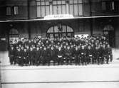 Stationspersonal med stationsföreståndare Axel Ferdinand Friberg, den stora herren med skägg i främre raden i mitten