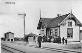 Stationens första stationsföreståndare Olof Walfrid Olsson; och några ortsbor