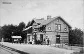 För att öka kapaciteten på Västra stambanan anlades en mötesplats vid Källeryd 1876. 1882  omvandlades den till hållplats och blev station 1908