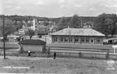 Station. Byggnaden med det höga tornet i bakgrunden är brandstation