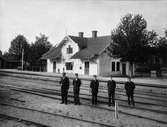 Stationsinspektor,V Ågren.Stationen togs i bruk1874.Ligger 34 km från Växjö och 8 km från Karlskrona.