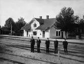 Stationsinspektor,V Ågren.Stationen togs i bruk1874.Ligger 34 km från Växjö och 8 km från Karlskrona.