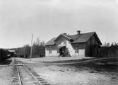 Trafikplatsen togs i bruk 1876. Mannen i den vita rocken på stationshusets trappa är stationsföreståndaren A J Svedlund.