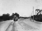 Strandgatan .Mellan 1 juli 1900 och september 1914 drev AB Stranden en hästspårväg mellan Limhamns station och kallbadhuset vid Sibbarp. Trafiken gick endast sommartid.