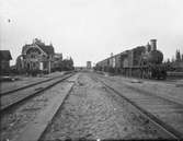 BAJ Lok 6 med persontåg .Stationen togs i bruk 1902.