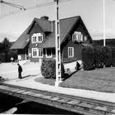 Stationen togs i bruk1891.Eldrift 1936.Stationen ligger 9 Km från Bollnäs och 54 Km från Ljusdal .