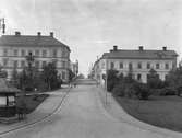 Uppfarten till staden från stationen.