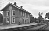 I 200 år kretsade livet i Länna kring bruket, tack vare det drogs en smalspårig järnväg ut dit 1876 från Uppsala.