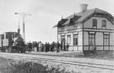 BBJ-lok.Stationen togs i bruk 1906.43 km från Borgholm och 12 km från Boda.