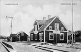 Brastad i Brastads socken växte fram som stationssamhälle vid den 1913 öppnade Lysekilsbanan. Stationen hette först Lökebacken, men bytte 1939 till sitt nuvarande namn. Idag är Brastad centrum för den norra delen av Lysekils kommun.