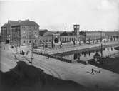 Malmö Central invigdes1856.Stationen låg då i stadens utkant nära färjorna till Köpenhamn som gick från Inre hamnen alldeles framför stationsbyggnaden.
