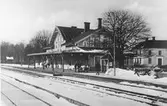 Stationen vinter tid med lite folk. Den är byggd 1874.
