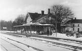 Stationen vinter tid med lite folk. Den är byggd 1874.