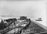 Hamnspåret med ånglok och vagnar.