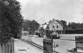 Stationen i Nättrabyhamn i bakgrunden syns lokstallet.