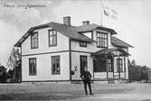 Stationen med stationsförståndaren Gustaf Johnsson 1908 - 1936.