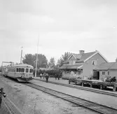 Statens Järnvägar, SJ YB06 1081 vid Särna station. Sista tåget med persontrafik får avgångssignal av tågklareraren H. Johansson.
Tåg 881 31.8.61. Banan nedlagd 1.9. 1961.