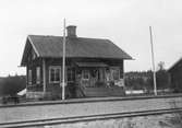 Tallås station anlades 1880 och samma år uppfördes stationshuset.  En- och enhalvvånings stationshus i trä. Mekanisk växelförregling. Här fanns tidigare ingen bebyggelse utan stationen anlades med tanke på att bli utgångspunkten för en sidobana till masugnen i Åmot.