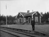 Stationen.
Stationsmästare August Holmer.