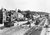 Stationen.
SJ K7 1549 och Halmstad - Nässjö Järnväg, HNJ rälsbuss.