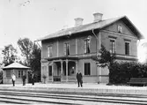 Valbo station omkring 1900. Stationshuset byggt 1865 och tillbyggt 1884. Ställverkshus 1896-1897. Från vänster , Stationskarl senare Stationsinspektor P.G. Åsbrink, Hammarberg, okänd samt  Stationsinspektor Blomqvist.
