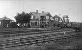 Stationen.
Stockholm - Rimbo Järnväg, SRJ-tåg.