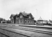 I samband med att Västergötland - Göteborgs Järnväg byggdes fick Vara nytt stationshus. Detta pampiga trähus är från 1899.