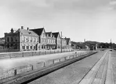 Stationshuset efter omfattande ombyggnaden på 1920-talet, då det förlängdes i båda ändar. Omkring 1930 byggdes också en större verkstadsbyggnad.