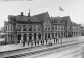 Stationshuset efter omfattande ombyggnaden på 1920-talet, då det förlängdes i båda ändar. Omkring 1930 byggdes en större verkstadsbyggnad.