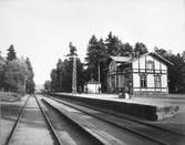 Station anlagd 1863-64. Stationshuset, tvåvånings i trä, renoverades fullständigt 1948. Bangården förlängs och breddas 1948. Här syns stationshuset efter renoveringen.