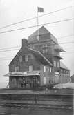 Station anlagd 1902.  I samband med banans elektrifiering flyttades stationen till det nybyggda transformatorhuset 1913. Tegel byggnad.