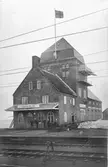 Station anlagd 1902.  I samband med banans elektrifiering flyttades stationen till det nybyggda transformatorhuset 1913. Tegel byggnad.