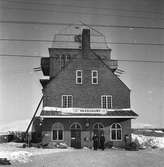 Station anlagd 1902. I samband med banans elektrifiering flyttades stationen till det nybyggda transformatorhuset 1913. Tegel byggnad.