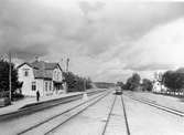 Vedigge station anlades 1880. Tvåvånings stationshus, putsat. Elektrisk växelförregling.