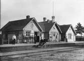 Vegeholms trafikplats anlades 1884. Samma år öppnades stationen av Skåne - Hallands Järnväg. Stationshuset tillbyggts 1906 och 1929. Här syns byggnaden innan renoveringen och mekanisk ställverk.