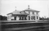 Veinge station uppfördes 1900 av Skåne - Hallands Järnväg. Putsat tvåvåningshus.